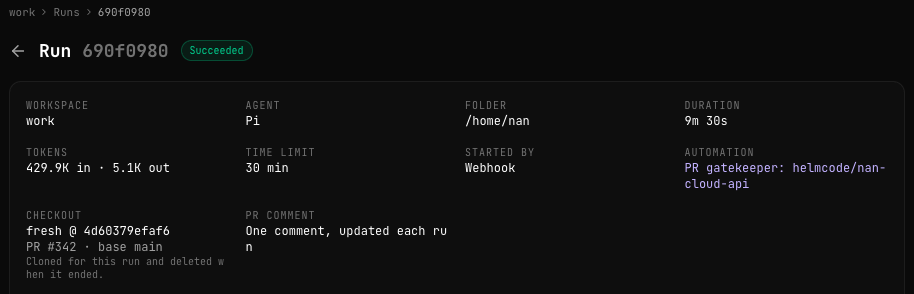 Página de un run del gatekeeper que terminó bien: workspace work, agente Pi, duración 9m 30s, tokens 429.9K de entrada y 5.1K de salida, límite de 30 min, lanzado por Webhook, Checkout fresh en un commit de la pull request 342 contra main, clonado para este run y borrado al terminar, y PR comment: un comentario, actualizado en cada run