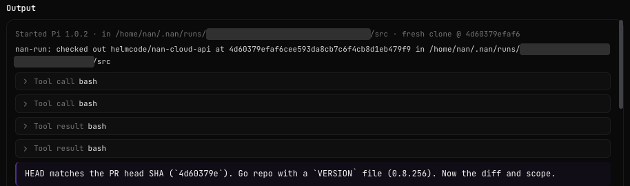 El Output del run: Started Pi en la carpeta del run con un clon nuevo en el commit, la línea que dice qué repositorio y qué commit se clonaron, líneas Tool call y Tool result plegadas, y el agente comprobando que HEAD coincide con el head de la pull request
